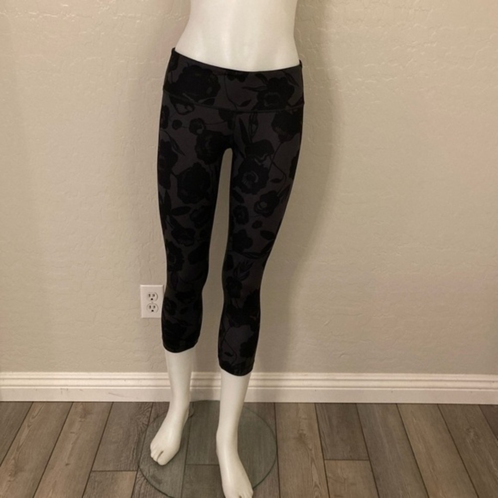 Lululemon Wunder Under Crop in Brisk Bloom Black Soot/Black Size 6